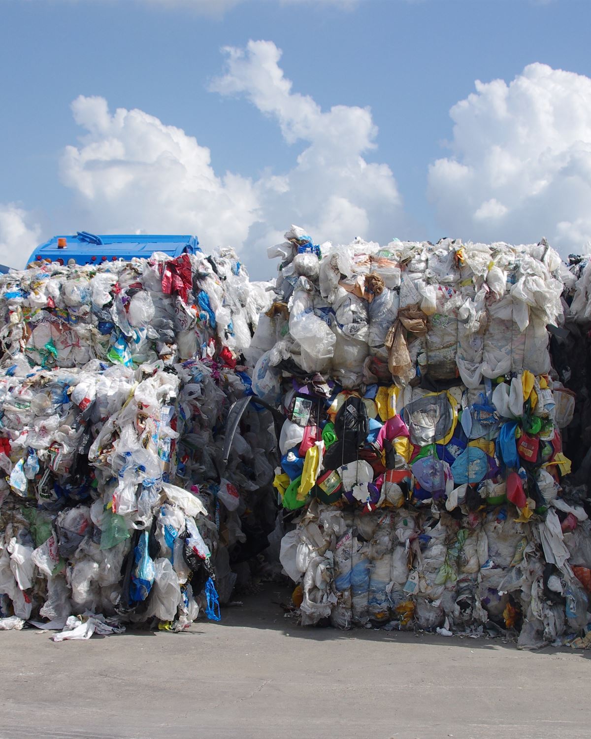 Fardos de film y bolsas plásticas compactados, listos para reciclar